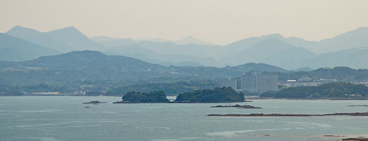 Đảo Kashima với dãy núi Kii ở phía xa.